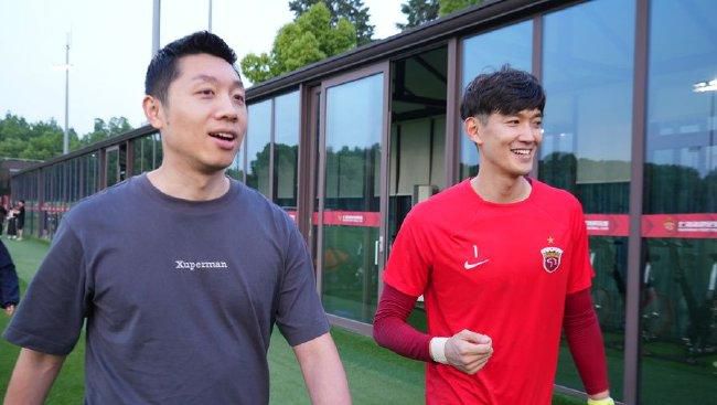 于是，他扼腕叹息道：知非，有个不好的消息，你爸他，失踪了……什么？。